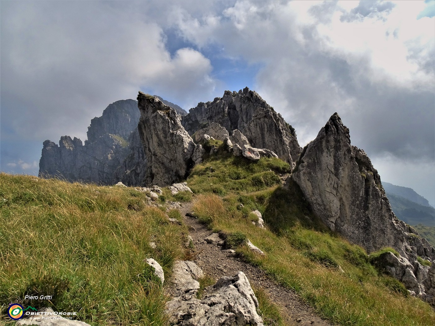 60 Roccioni scendendo al Passo La forca (1848 m).JPG
